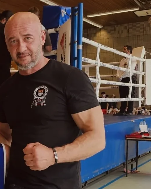 Igor Smirnov, Trainer und Inhaber des KSZ Wuppertal, am Ring bei einem Wettkampf